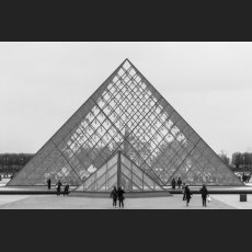 IMG_1056_Pyramide_am_Louvre.jpg
