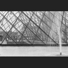 IMG_1059_Pyramide_am_Louvre.jpg